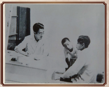 由紅十字會任命的首任所長黃興漢為患者診治